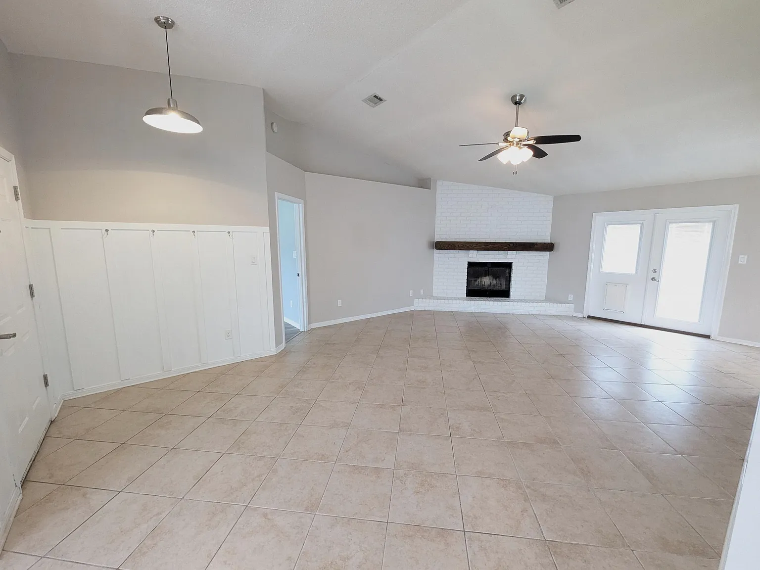 3 bed, 2.0 bath, 1707 sqft, $2,120 — Photo 3