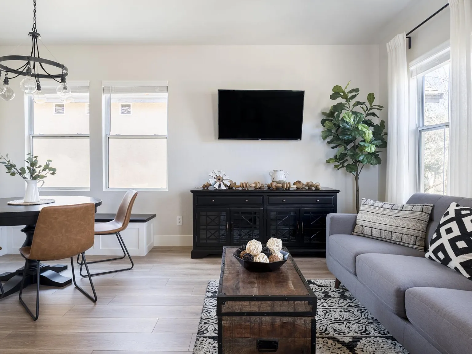 156 W Laurel Ct — Photo 3