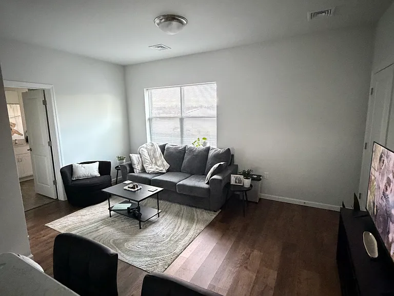 2727 Columbia Ave #102 — Photo 9
