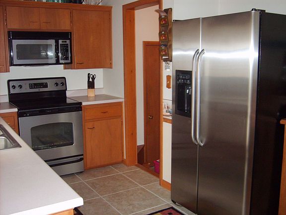 Beautiful Eat-In Kitchen