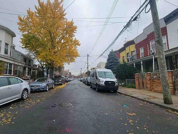 4th image of 195 E 40th St