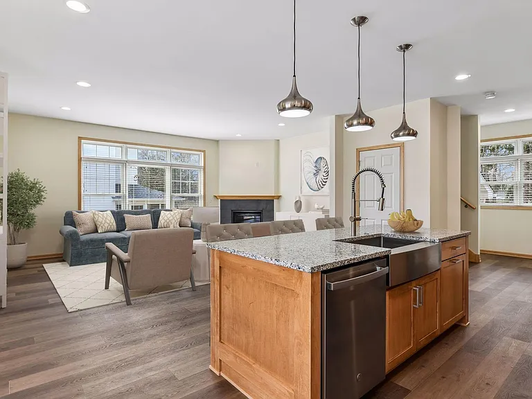 2121 Village Trl — Photo 2