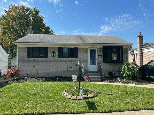 29203 Elmwood St, Roseville, MI 48066