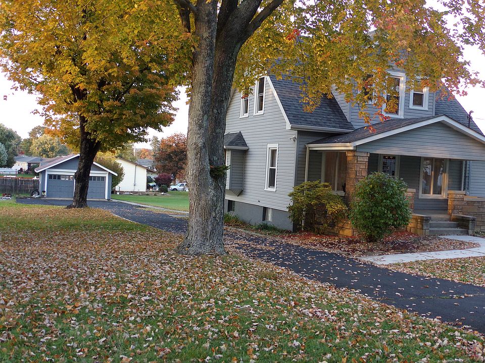             Nice corner lot