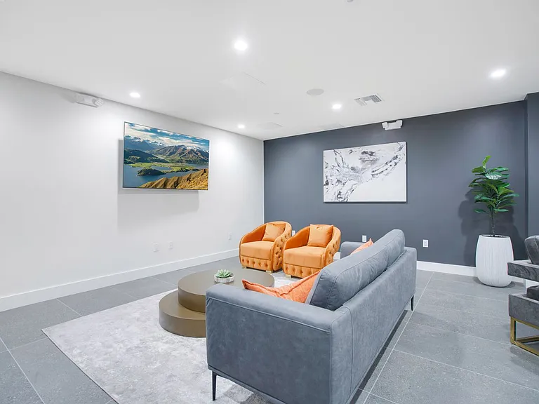 V on Victory Apartments — Photo 25