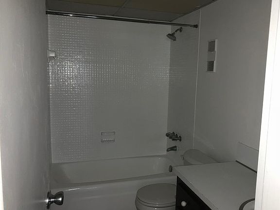 4th image of 555 NE 123rd St APT 402-B