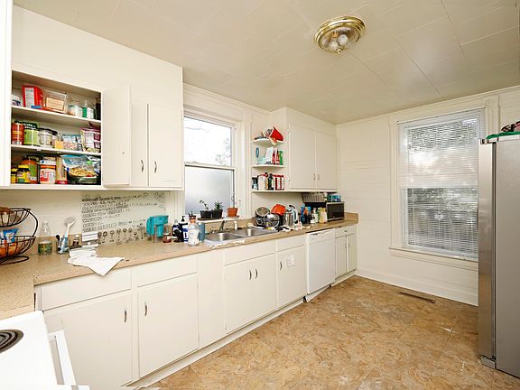 5th image of 822 Clarendon St