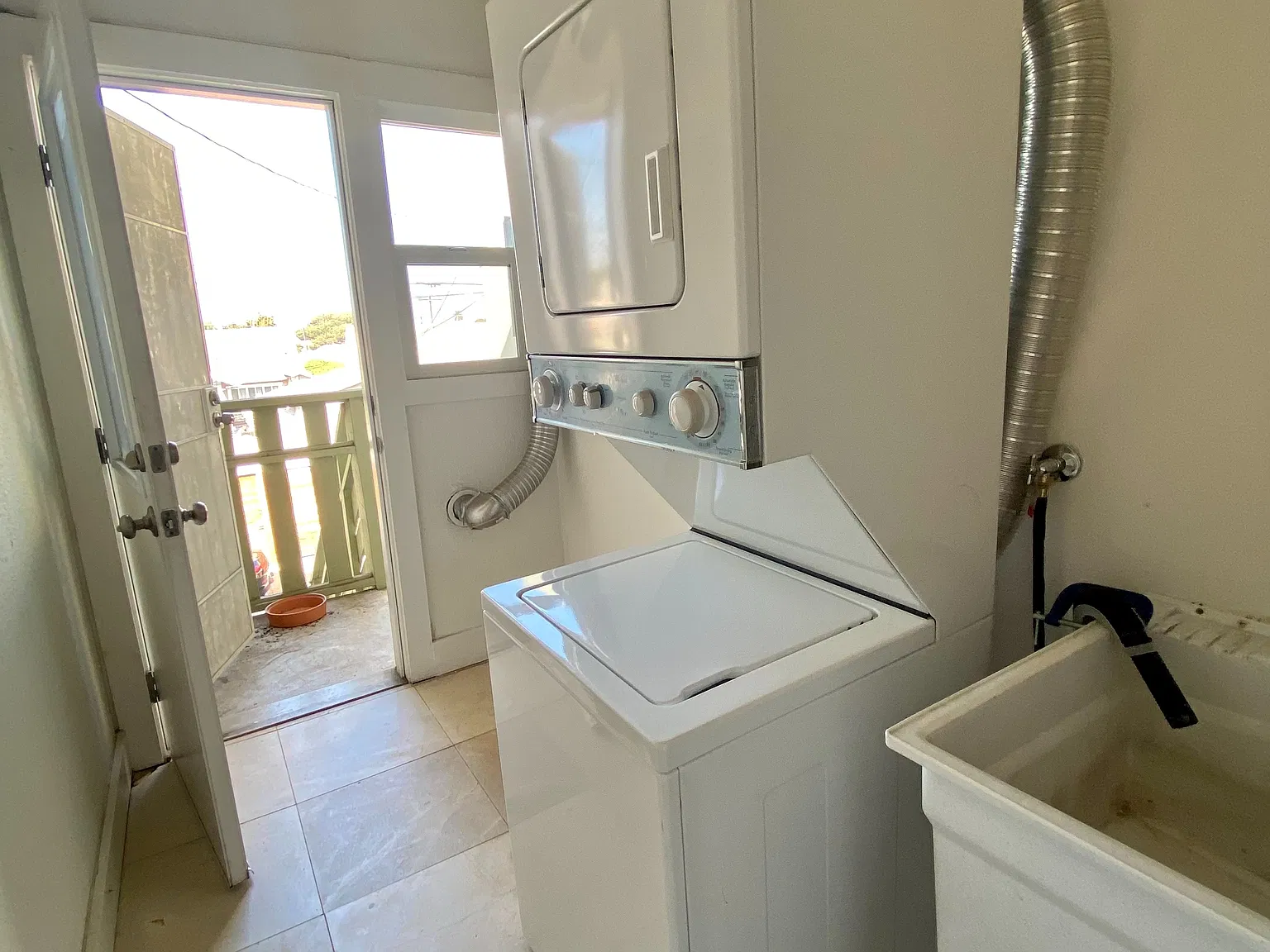 3 bed, 1050 sqft, $3,000 — Photo 2