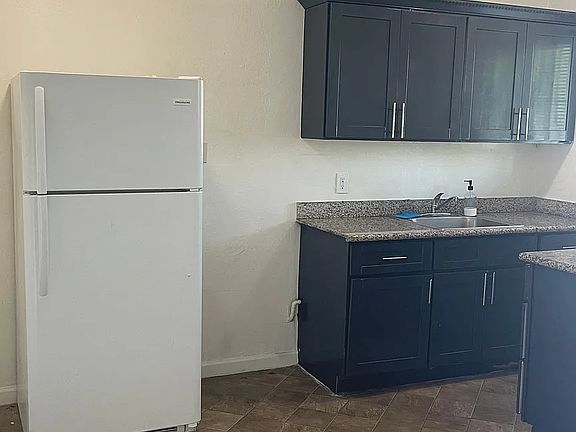 3rd image of 590 Las Palmas