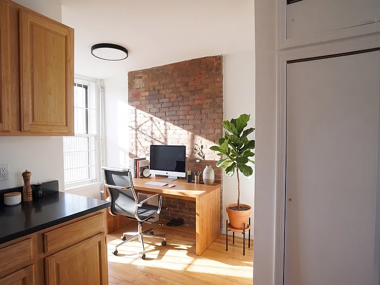 310 E 6th St #4 — Photo 3