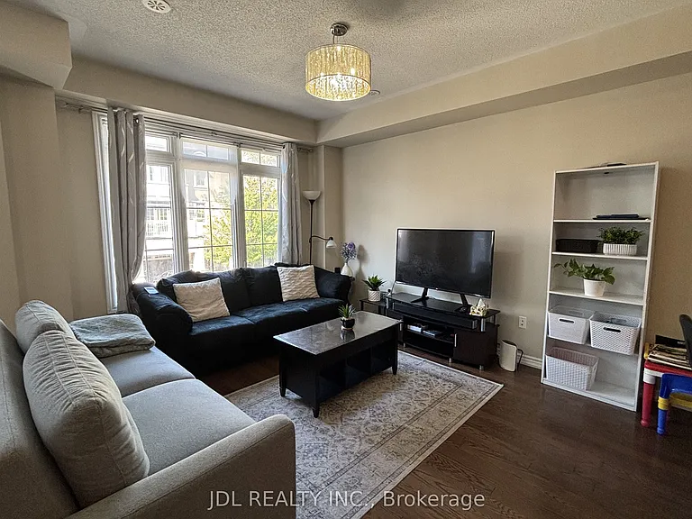 2435 Greenwich Dr #33 — Photo 3