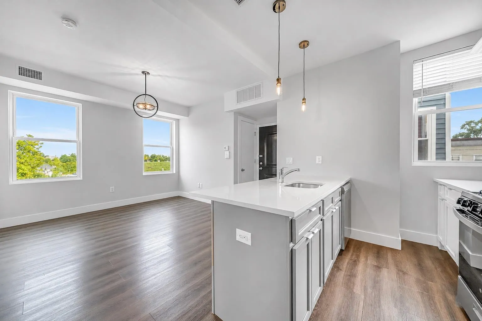 2 bed, 1.0 bath, 700 sqft, $1,979 — Photo 1
