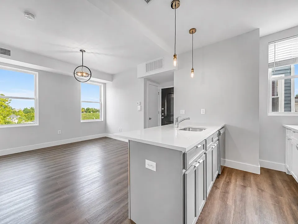 91 E 21st St #5