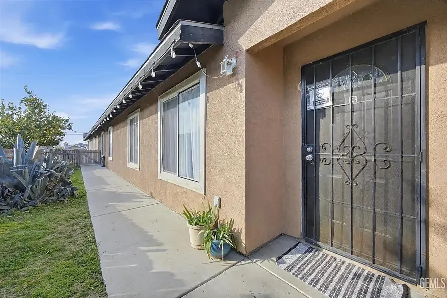 3 bed, 1169 sqft, $1,600 — Photo 1