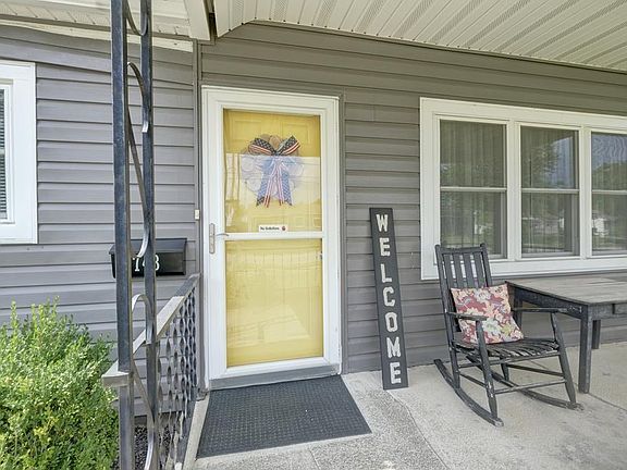 3rd image of 743 Lilac Ln