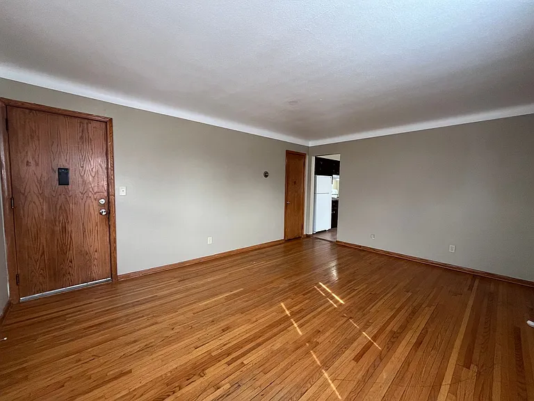 1360 Payne Ave — Photo 5