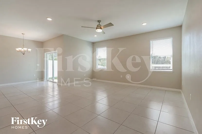 4 bed, 2.0 bath, 1839 sqft, $2,205 — Photo 2