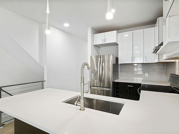 4th image of 1528 W Stiles St #A