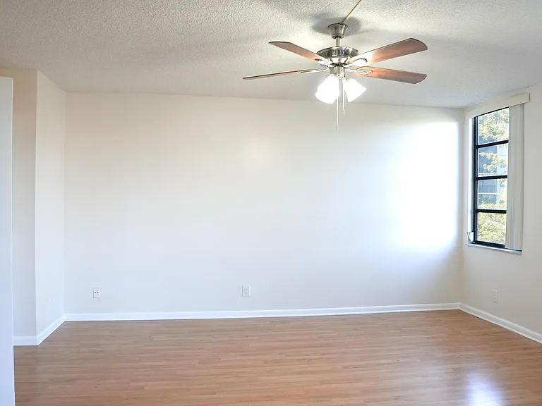 2112 S Cypress Bend Dr #404 — Photo 13
