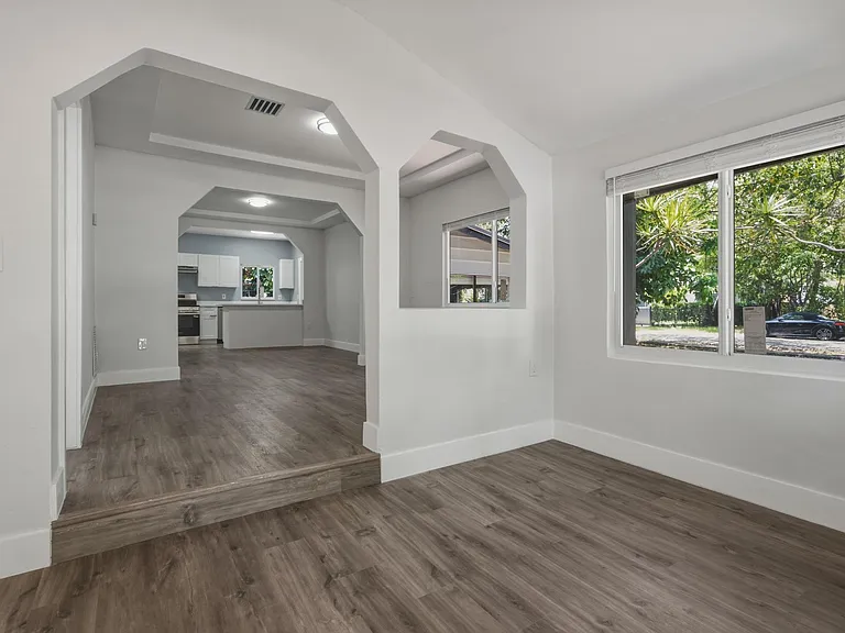 12980 NE 10th Ave — Photo 5