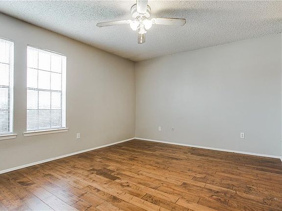 5th image of 2802 Meadow Park Dr