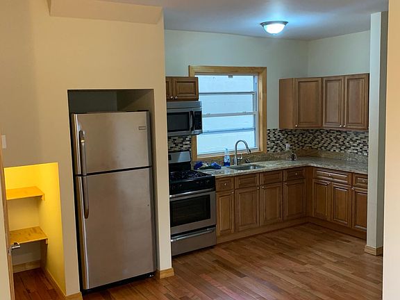 3rd image of 261 Van Buren St