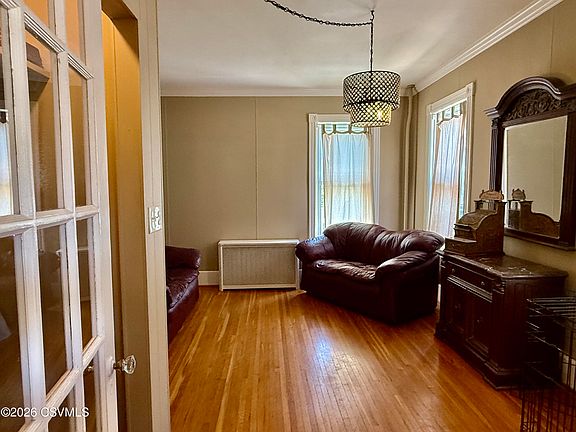 4th image of 206 W 4th St