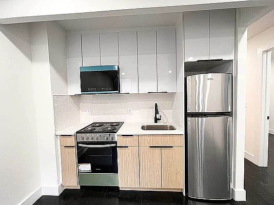 4th image of 2119 Regent Pl #3