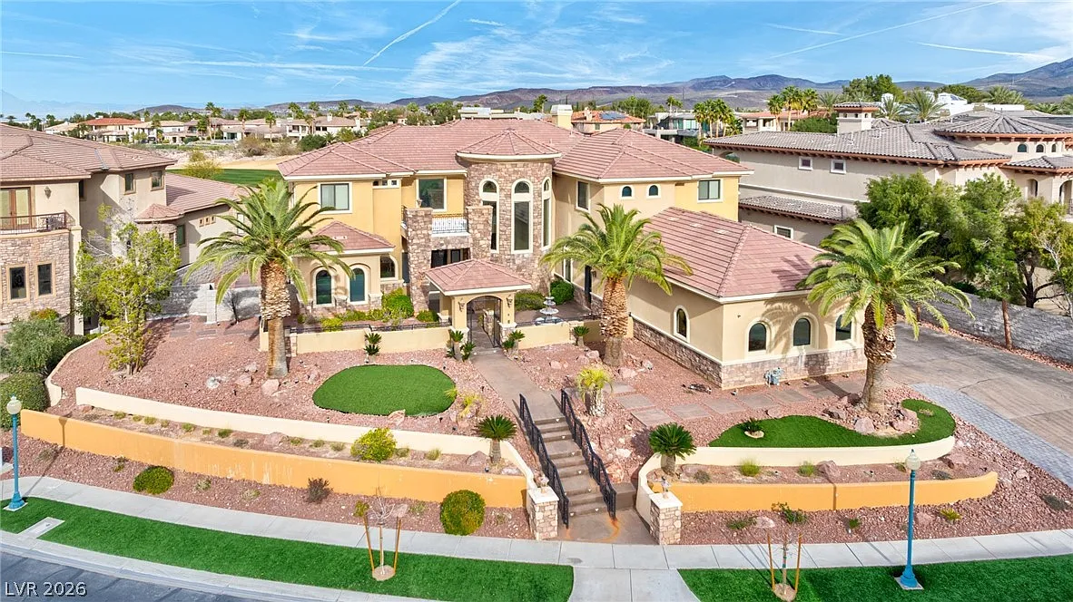 6 bed, 7.5 bath, 7177 sqft, $10,000 — Photo 1