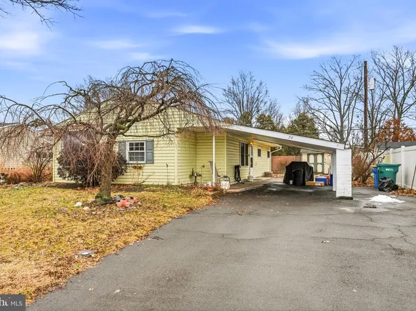 26 Old Spruce Ln, Levittown, PA 19055