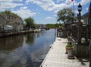 866 S 8th St, Lindenhurst, NY 11757