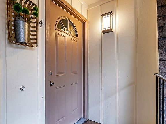 4th image of 142 Ascot Ct APT 4