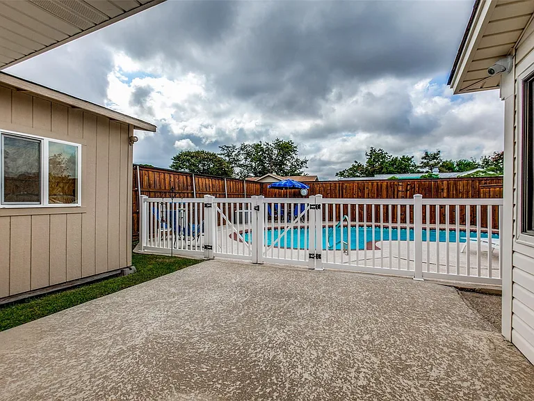 1902 Heather Way — Photo 3