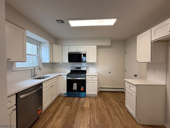 5th image of 754 Walnut St #754