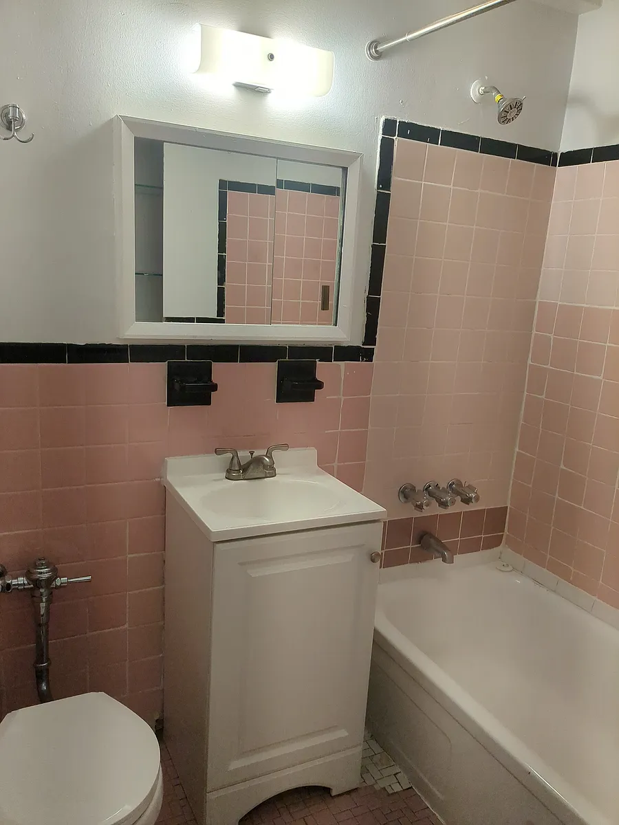 Photo 2 of 5 - 86-19 Elmhurst Ave #6-D - Elmhurst, NY Building Photo - 86-19 Elmhurst Ave #6-D