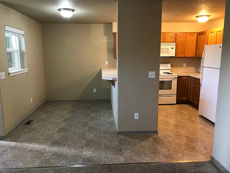 SE Azalea Ave — Photo 3