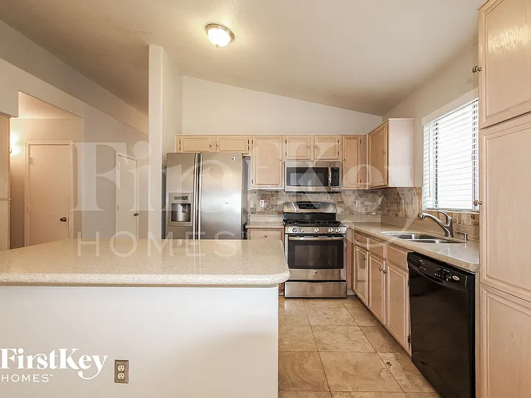 8420 W Wethersfield Rd — Photo 4