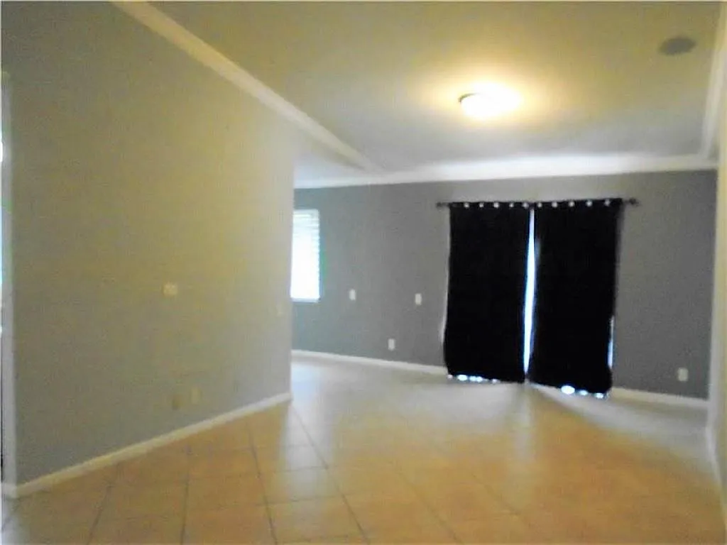 3 bed, 2.0 bath, 1585 sqft, $3,400 — Photo 2