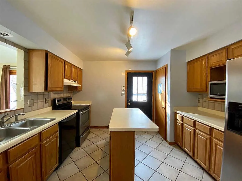 3 bed, 2.5 bath, 3175 sqft, $2,495 — Photo 2