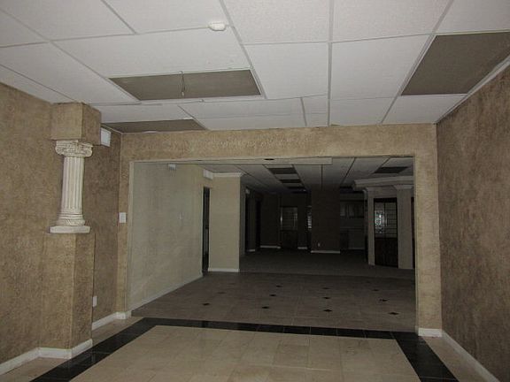 3rd image of 1605 W Broadway St