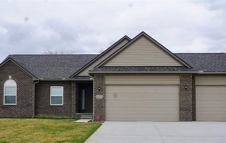 1st image of 1494 Woodlake Ln
