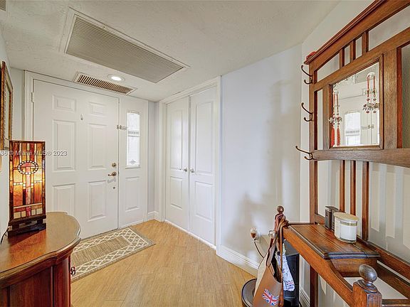 5th image of 2515 SE 20th Pl #102-B