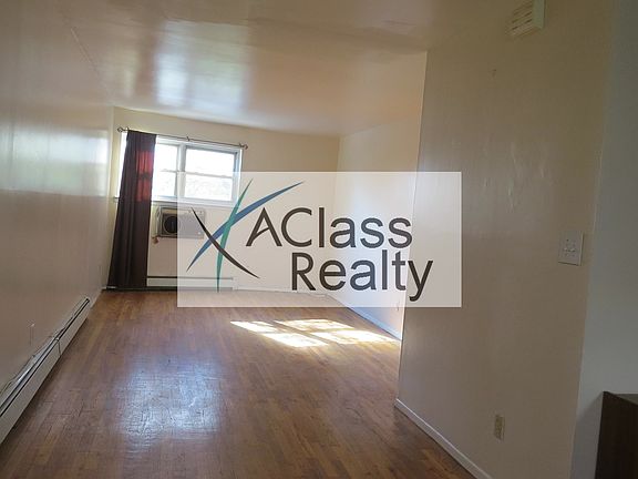 5th image of 2427 36th St #2V