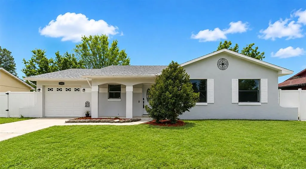 3 bed, 2.0 bath, 1256 sqft, $2,300 — Photo 1
