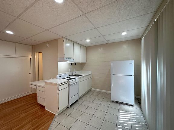 4th image of 222 S Oak Knoll Ave APT 10