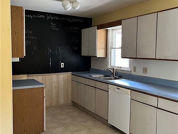 5th image of 406 NW Village Dr