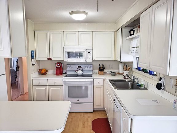 5th image of 909 Montego Ave W