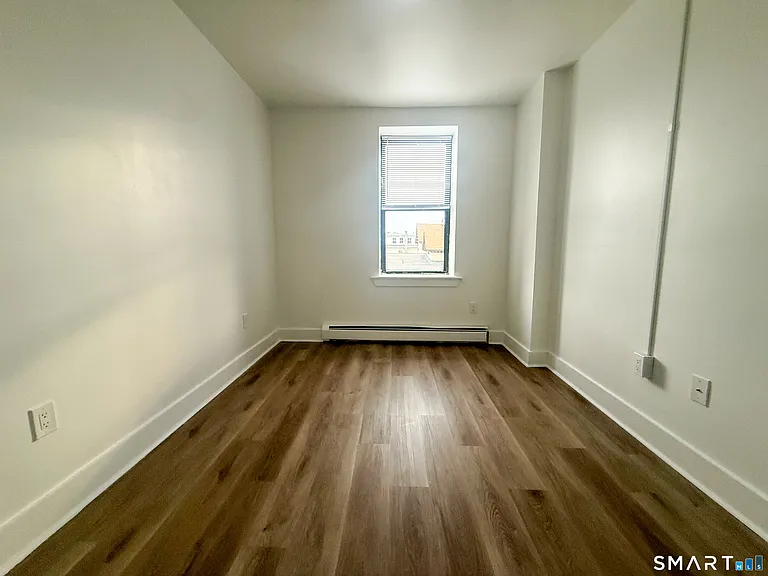 575 Bank St — Photo 5