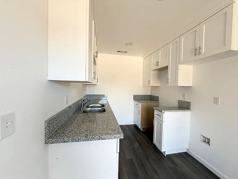 3328 N Marks Ave — Photo 36