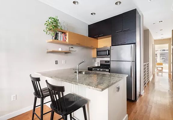 3rd image of 136 Clifton Pl APT 1B